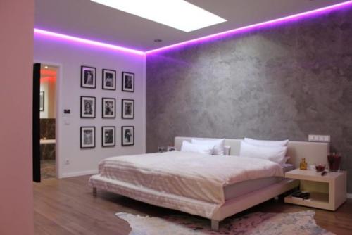 Красивые потолки в маленькой спальне. Виды потолков для спальни