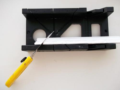 Как вырезать угол на потолочном плинтусе без стусла. Как вырезать угол на потолочном плинтусе со стуслом и без: инструкция для «чайников»