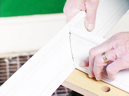 Как вырезать угол на потолочном плинтусе без стусла. Как вырезать угол на потолочном плинтусе со стуслом и без: инструкция для «чайников»