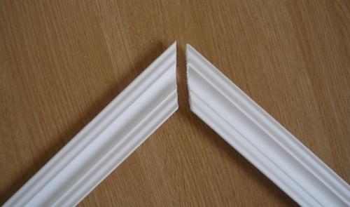 Как обрезать угол потолочного плинтуса. Использование стусла 02