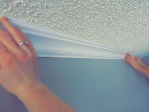 Как клеить багеты на жидкие обои. Как клеить багет на стену до чистовой отделки