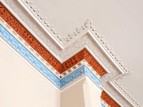 Как клеить багеты на побелку. Как приклеить потолочный плинтус на окрашенные стены и потолок