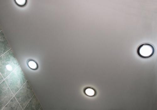 Максимальное расстояние между натяжным потолком и потолком. На сколько сантиметров можно пустить натяжной потолок в высоком помещении?