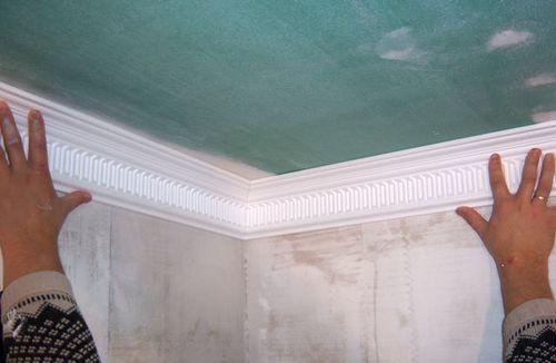 Чем и как приклеить потолочный плинтус на обои. Способы приклеивания плинтусов 09