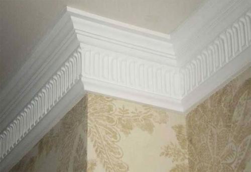 Как клеить потолочный плинтус на клей. Чем приклеить потолочный плинтус – варианты средств и материалов