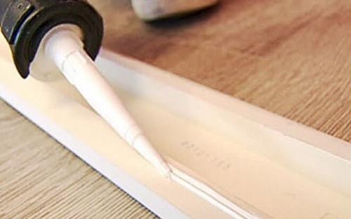 Чем и как приклеить потолочный плинтус на обои. Способы приклеивания плинтусов 05