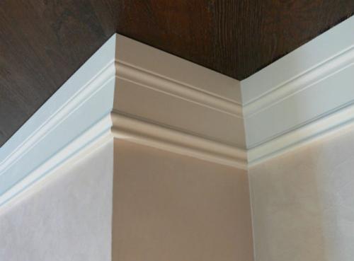 Как клеить потолочный плинтус на клей. Чем приклеить потолочный плинтус – варианты средств и материалов
