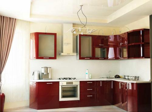 Какой натяжной потолок лучше выбрать для кухни. Какой натяжной потолок лучше для кухни: определяемся с фактурой и материалом 02