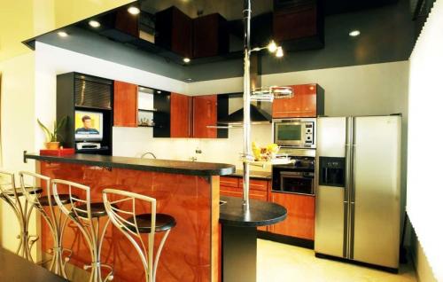 Какой натяжной потолок лучше выбрать для кухни. Какой натяжной потолок лучше для кухни: определяемся с фактурой и материалом 01