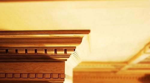 Как крепить деревянный плинтус к потолку. Все, что нужно знать о деревянных потолочных плинтусах