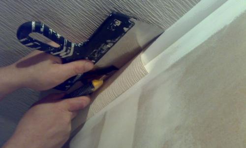 Как приклеить потолочный плинтус на окрашенные стены и потолок