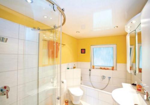 Натяжной потолок в ванной минусы. Натяжной потолок в ванной – плюсы и минусы