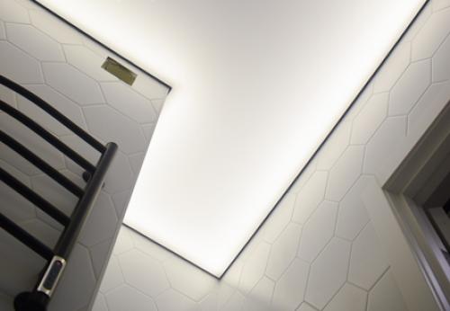 Установка багета для натяжных потолков в ванную комнату. Преимущества и недостатки потолка в ванной 05 Установка багета для натяжных потолков в ванную комнату. Преимущества и недостатки потолка в ванной 05