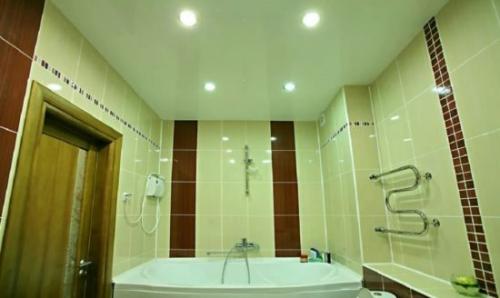 Натяжной потолок в ванной минусы. Натяжной потолок в ванной – плюсы и минусы