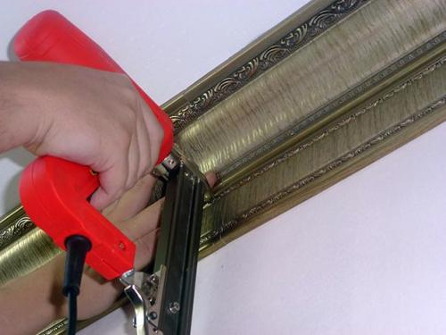 Чем крепить багет натяжного потолка к кирпичной стене. Почему стоит обратить внимание на материал, из которого выполнены стены? 13