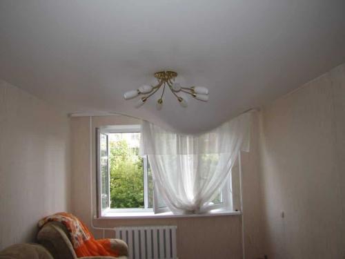 Провис натяжной потолок от воды. Почему провисает натяжной потолок — основные причины