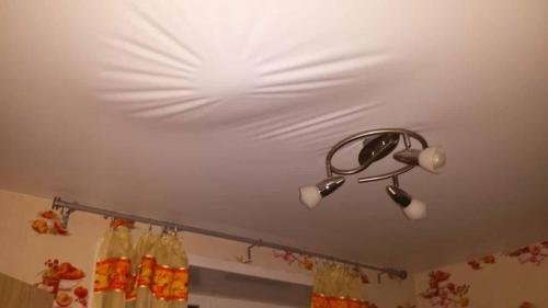 Провис натяжной потолок от воды. Почему провисает натяжной потолок — основные причины