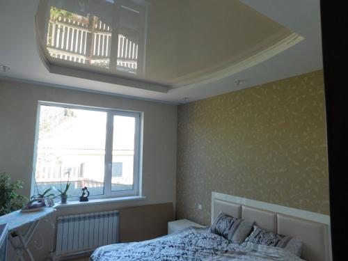 Натяжной потолок то провисает то натягивается. Натяжной потолок то подвисает, то натягивается