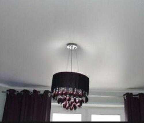 Как убрать воздух с натяжного потолка. Почему надувает и втягивает потолок?