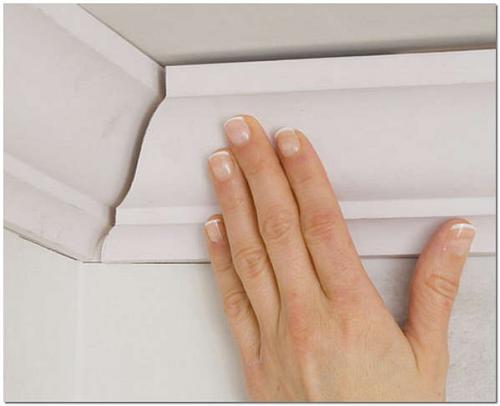 Как клеить потолочный плинтус на обои. Способы поклейки потолочного плинтуса