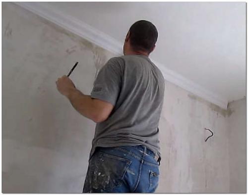 Как клеить потолочный плинтус на обои. Способы поклейки потолочного плинтуса