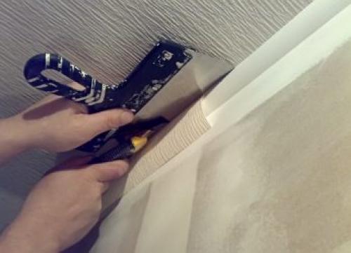 Зазор между обоями и потолочным плинтусом. Как подрезать обои под потолочный плинтус