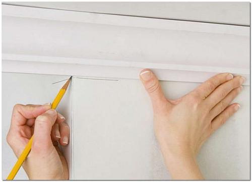 Когда крепить плинтус до поклейки обоев или после. Способы поклейки потолочного плинтуса