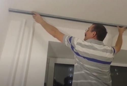 Как приклеить потолочный плинтус перед карнизом. Как скрыть карниз за потолочным плинтусом