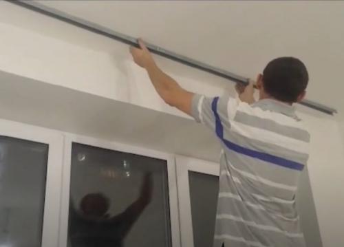 Как приклеить потолочный плинтус перед карнизом. Как скрыть карниз за потолочным плинтусом