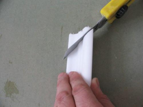 Как приклеить потолочный плинтус перед карнизом. Как скрыть карниз за потолочным плинтусом