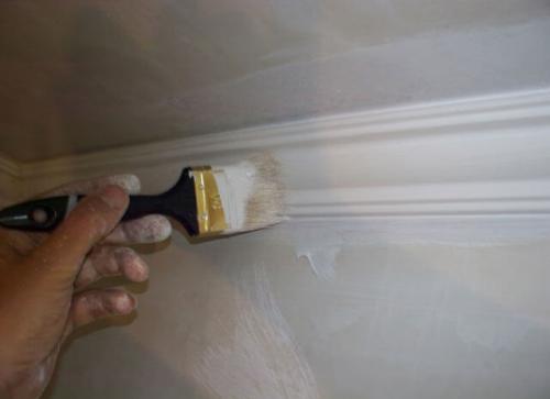 Как приклеить багет шпаклевкой. Процесс наклеивания потолочного плинтуса