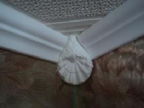 Чем приклеить фриз к обоям. Поверх оклеенных стен