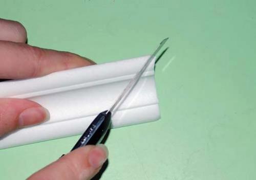 Чем приклеить фриз к обоям. Поверх оклеенных стен