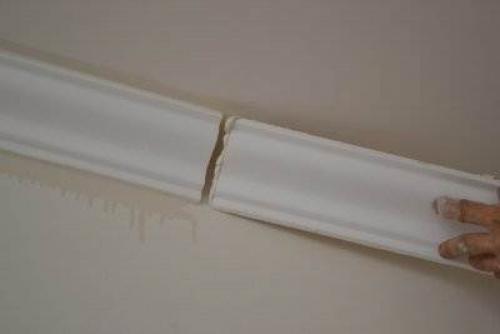 Как приклеить потолочный плинтус если стены неровные. Монтаж плинтуса до чистовой отделки