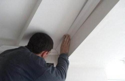 Как приклеить потолочный плинтус если стены неровные. Монтаж плинтуса до чистовой отделки