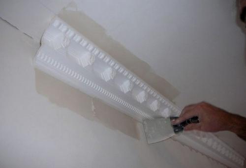 Как клеить плинтуса на неровные стены. Как наклеить потолочный плинтус
