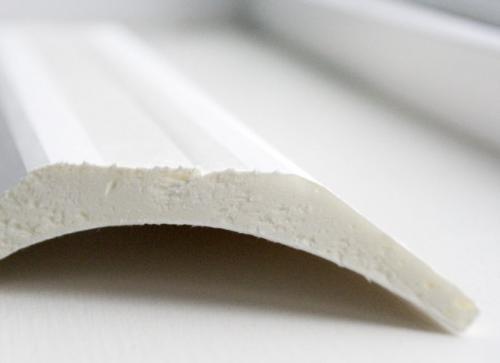 Когда клеить галтели до поклейки обоев или после. Технология окрашивания