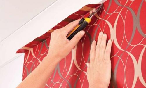 Нужно ли убирать плинтус когда клеить обои. Когда нужно клеить потолочный плинтус