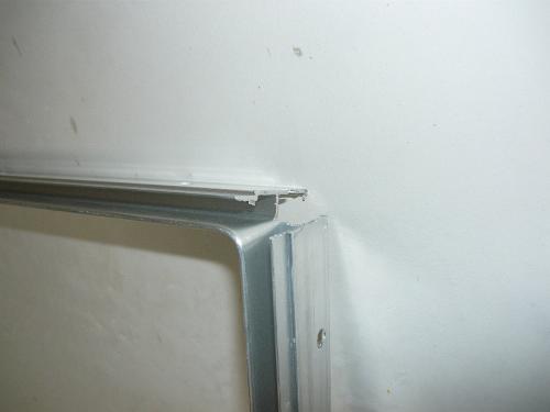 Как сделать внутренний угол багета на натяжном потолке. Как правильно запилить багет для натяжного потолка?