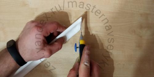 Почему углы потолочных плинтусов на стыке не сходятся. Подгонка потолочных плинтусов под любой угол 11