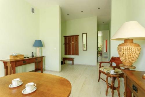 Напольный плинтус на обои. Как выбрать плинтусы для пола – 50 фото и гид по выбору