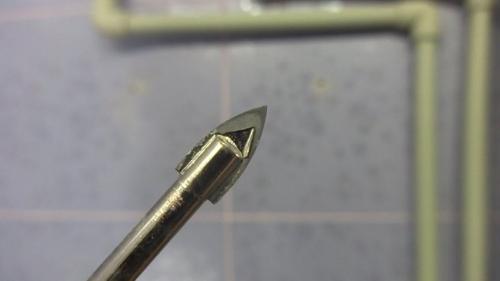 Крепление натяжного потолка к плитке. Как правильно установить потолок в помещении с керамической плиткой?