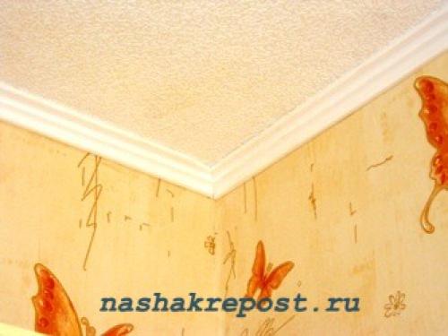 Как приклеить плинтус на силикон. Как приклеить потолочный плинтус