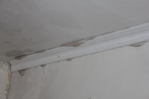 Приклеить потолочный плинтус из пенопласта. Как клеить галтели на потолок 08