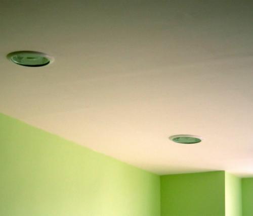 Приклеить потолочный плинтус из пенопласта. Как клеить галтели на потолок 03