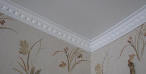 Приклеить потолочный плинтус из пенопласта. Как клеить галтели на потолок 02