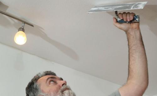 Как приклеить потолочный плинтус на побелку. Правила подготовки основания