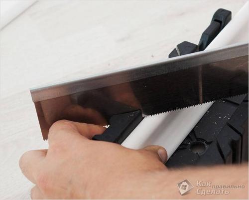 Как клеить потолочный плинтус до покраски потолка или после. Когда лучше клеить потолочный плинтус (молдинг, багет) до обоев или после? И можно ли поменять обои, не снимая плинтус. 06