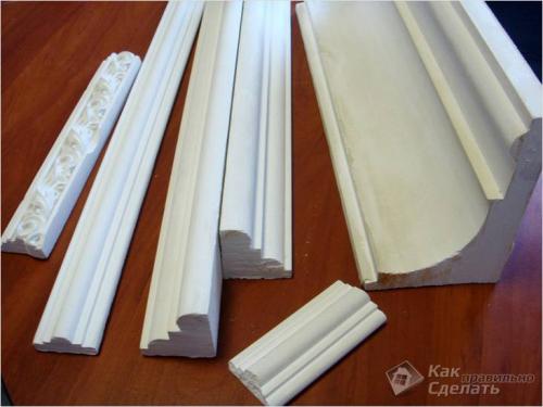 Как клеить потолочный плинтус до покраски потолка или после. Когда лучше клеить потолочный плинтус (молдинг, багет) до обоев или после? И можно ли поменять обои, не снимая плинтус. 02