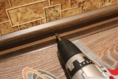 Как приклеить пластиковый плинтус на пол. Как правильно крепить напольный пластиковый плинтус